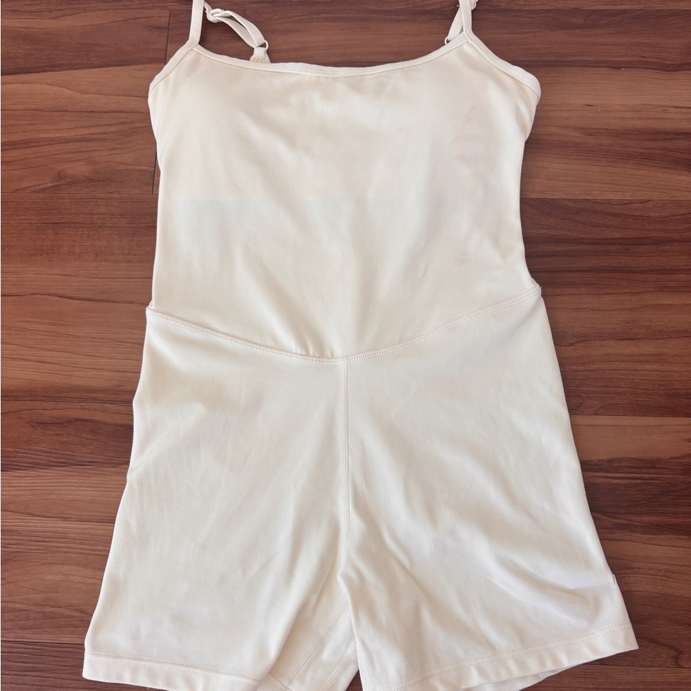 CRZ YOGA Butterluxe Thin Strap Shorts Bodysuit 4''- white
Discontinued Color